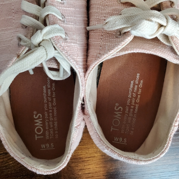 TOMS Pink Lace Ups sz9.5 - Picture 3 of 5